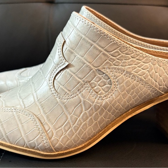 BEAST FASHION Gray Croc-Embossed Mules - Picture 5 of 8